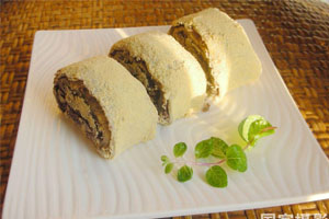 Lvda Gun(Glutinous Rice Rolls with Sweet Bean Flour)